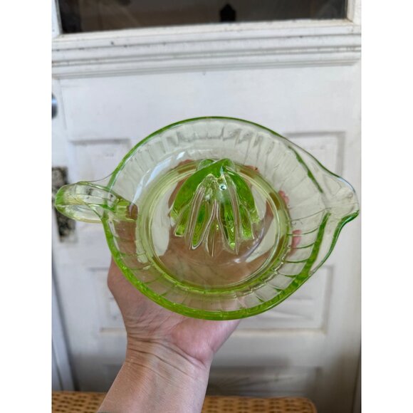 Vintage 30's Large 6" Green Uranium Glass Lemon Citrus Juicer Reamer - Picture 7 of 9